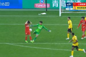 要素齐全😂武磊补时阶段拿屁股阻挡李昊发球，吃到黄牌
