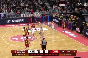 直接戏耍对手！王思雨底线球砸对方后背，助攻自己上篮轻取2分